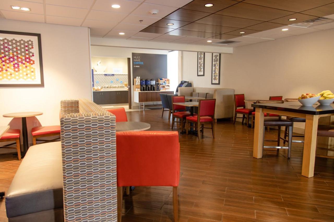 Holiday Inn Express Marshfield - Springfield Area By Ihg Экстерьер фото