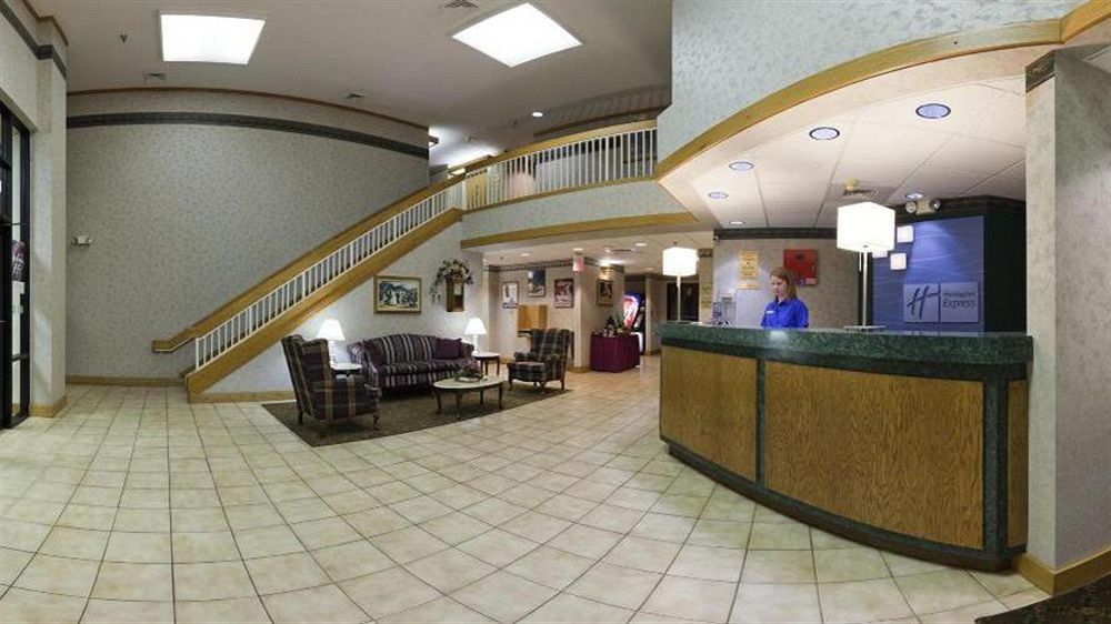 Holiday Inn Express Marshfield - Springfield Area By Ihg Экстерьер фото
